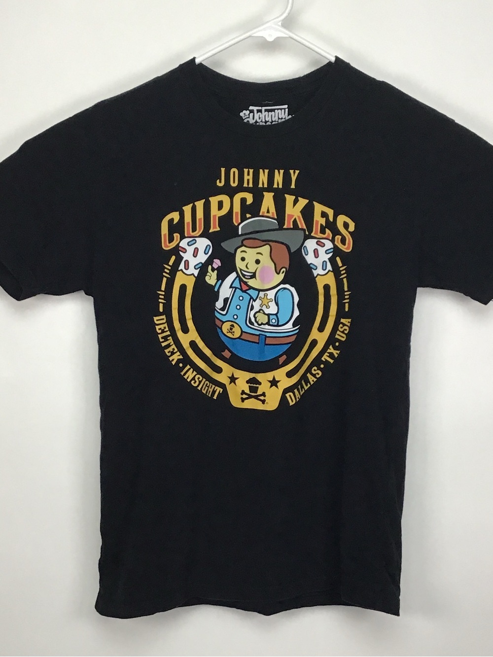 Johnny Cupcakes men’s Deltek tee shirt medium